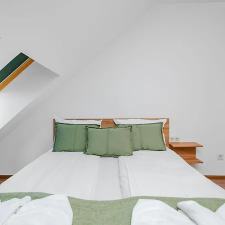 Stylish Flat With Balcony In Quiet Area *