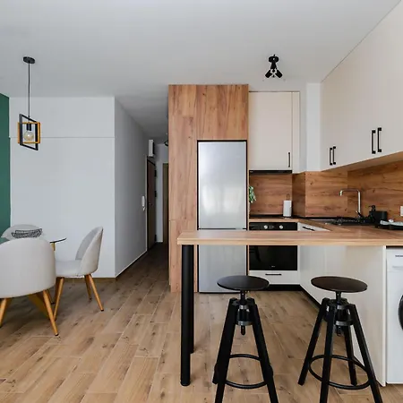 Stylish Flat With Balcony In Quiet Area *