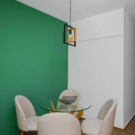 Stylish Flat With Balcony In Quiet Area