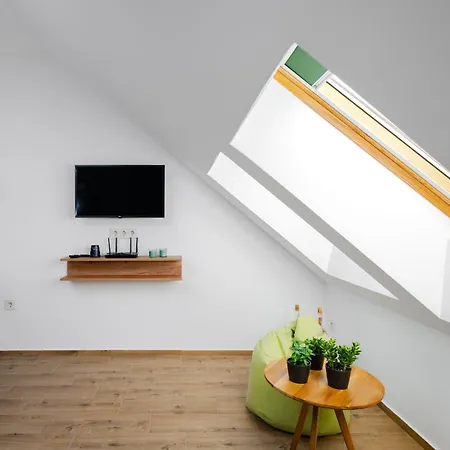Lejlighed Stylish Flat With Balcony In Quiet Area