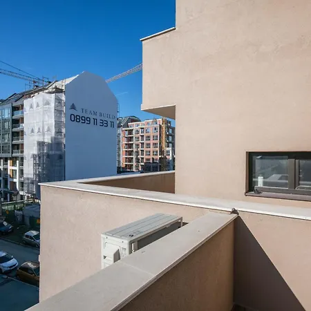 Stylish Flat With Balcony In Quiet Area *